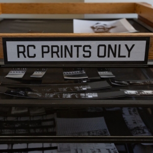 电影和照片在标有“RC印刷品”的机架中是干燥的
