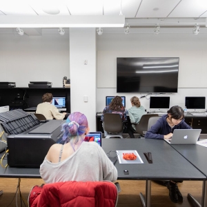学生在数字成像实验室中的计算机上工作
